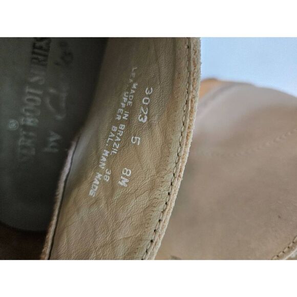 Clarks Desert Boot Series beige suede boots. Size 8. - Picture 6 of 7